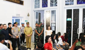 Pj Gubernur Kalbar Harisson bersama Kapolda Irjen Pol Pipit Rismanto dan Pangdam Mayjen TNI Iwan Setiawan menjamin perayaan Natal 2024 berlangsung aman dan nyaman. Forkopimda Kalbar mengunjungi Gereja Katedral Santo Yoseph Pontianak dan Gereja HKBP untuk memastikan kelancaran ibadah umat Kristiani.