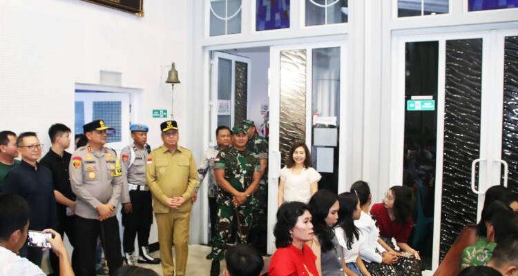 Pj Gubernur Kalbar Harisson bersama Kapolda Irjen Pol Pipit Rismanto dan Pangdam Mayjen TNI Iwan Setiawan menjamin perayaan Natal 2024 berlangsung aman dan nyaman. Forkopimda Kalbar mengunjungi Gereja Katedral Santo Yoseph Pontianak dan Gereja HKBP untuk memastikan kelancaran ibadah umat Kristiani.