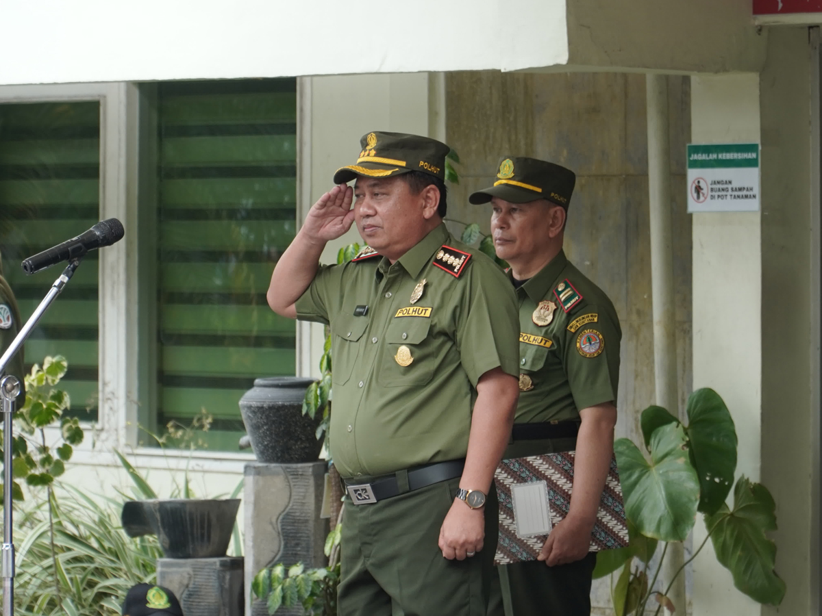 Plh Kepala Dinas Lingkungan Hidup dan Kehutanan Provinsi Kalimantan Barat, Amung Hidayat saat memimpin upacara Hari Ulang Tahun ke-58 Polisi Kehutanan