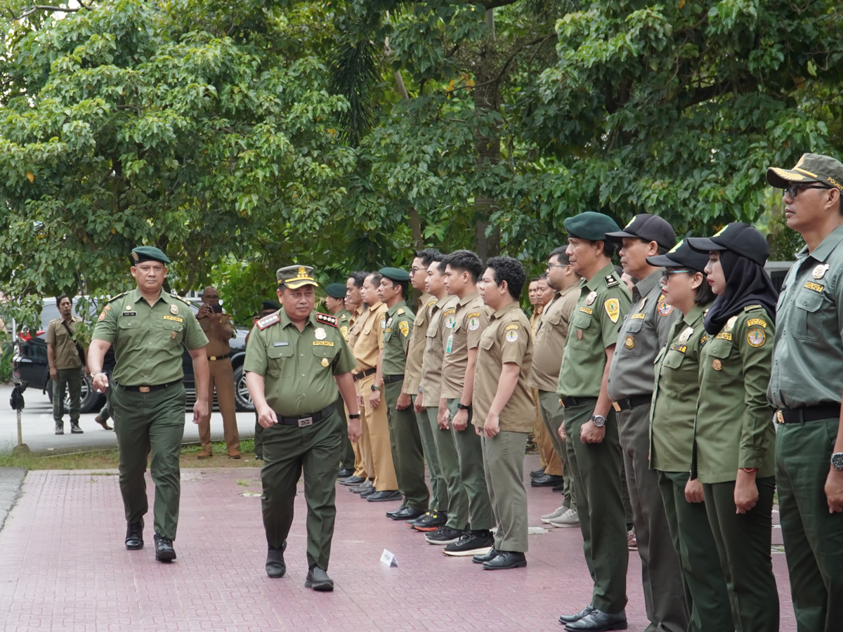 Plh Kepala Dinas Lingkungan Hidup dan Kehutanan Provinsi Kalimantan Barat, Amung Hidayat saat memimpin upacara Hari Ulang Tahun ke-58 Polisi Kehutanan