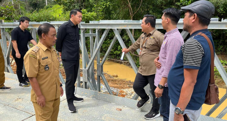 Bupati Kapuas Hulu, Fransiskus Diaan, jalan Semangut-Kelibang, pembangunan infrastruktur Kapuas Hulu, jembatan belly, aspirasi masyarakat Kelibang