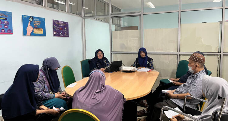 Edukator dari RSUD SSMA Pontianak memberikan tips puasa sehat untuk penderita diabetes