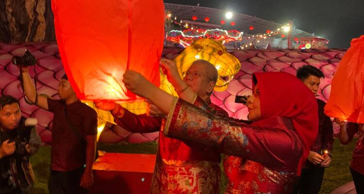 Pj Gubernur Kalbar Harisson dan Pj Ketua Tim Penggerak PKK Kalbar Windy Prihastari saat membuka acara perayaan Tahun Baru Imlek 2576, dan Festival Cap Go Meh (CGM) Tahun 2025 Kota Singkawang