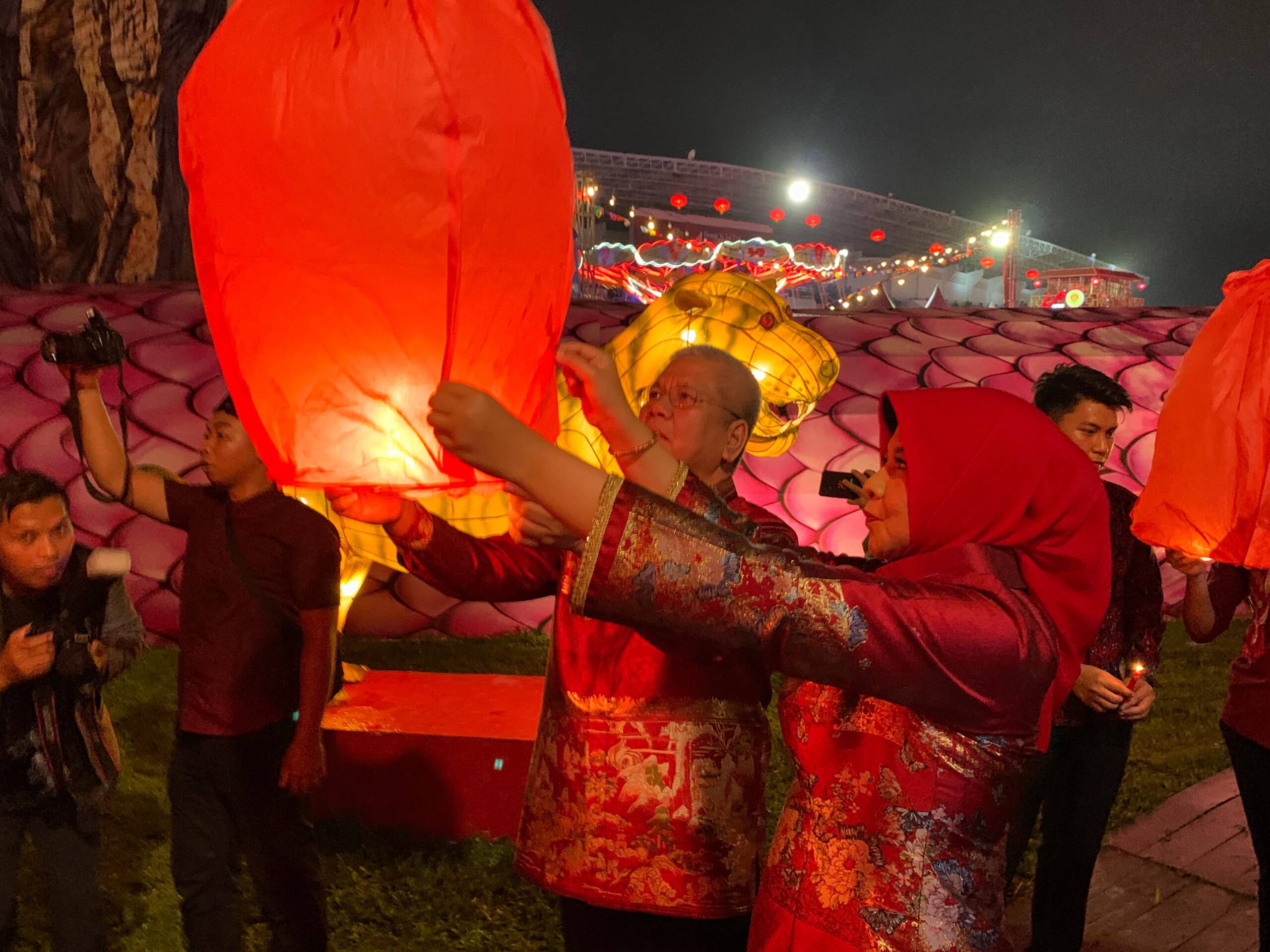 Pj Gubernur Kalbar Harisson dan Pj Ketua Tim Penggerak PKK Kalbar Windy Prihastari saat membuka acara perayaan Tahun Baru Imlek 2576, dan Festival Cap Go Meh (CGM) Tahun 2025 Kota Singkawang