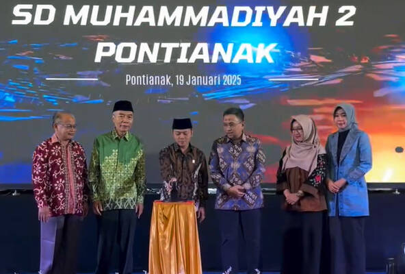 Rita Hastarita dan Wamendikdasmen RI Fajar Riza hadiri Milad ke-50 SD Muhammadiyah 2 Pontianak. Fajar Riza sebut prestasi sekolah ini membanggakan.