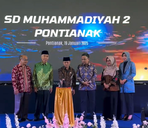 Rita Hastarita dan Wamendikdasmen RI Fajar Riza hadiri Milad ke-50 SD Muhammadiyah 2 Pontianak. Fajar Riza sebut prestasi sekolah ini membanggakan.