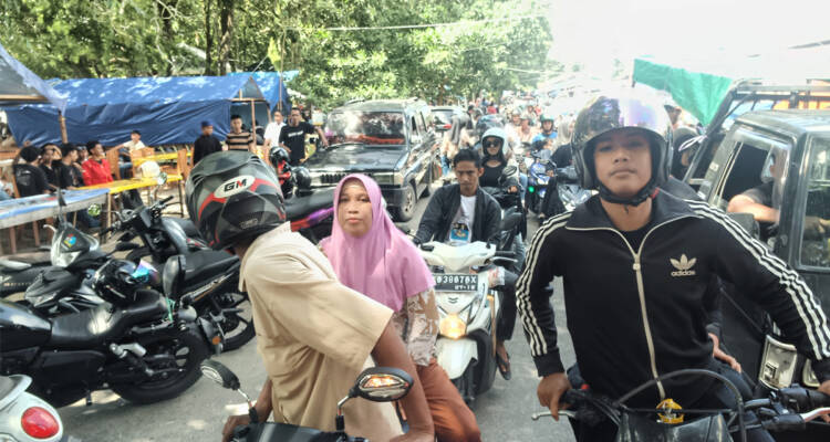 Macet parah di sepanjang jalan Pantai Pulau Datok, Sukadana, Kayong Utara, Kalbar pada Rabu 1 Januari