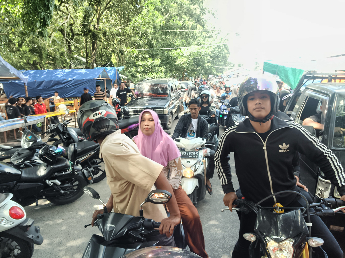 Macet parah di sepanjang jalan Pantai Pulau Datok, Sukadana, Kayong Utara, Kalbar pada Rabu 1 Januari