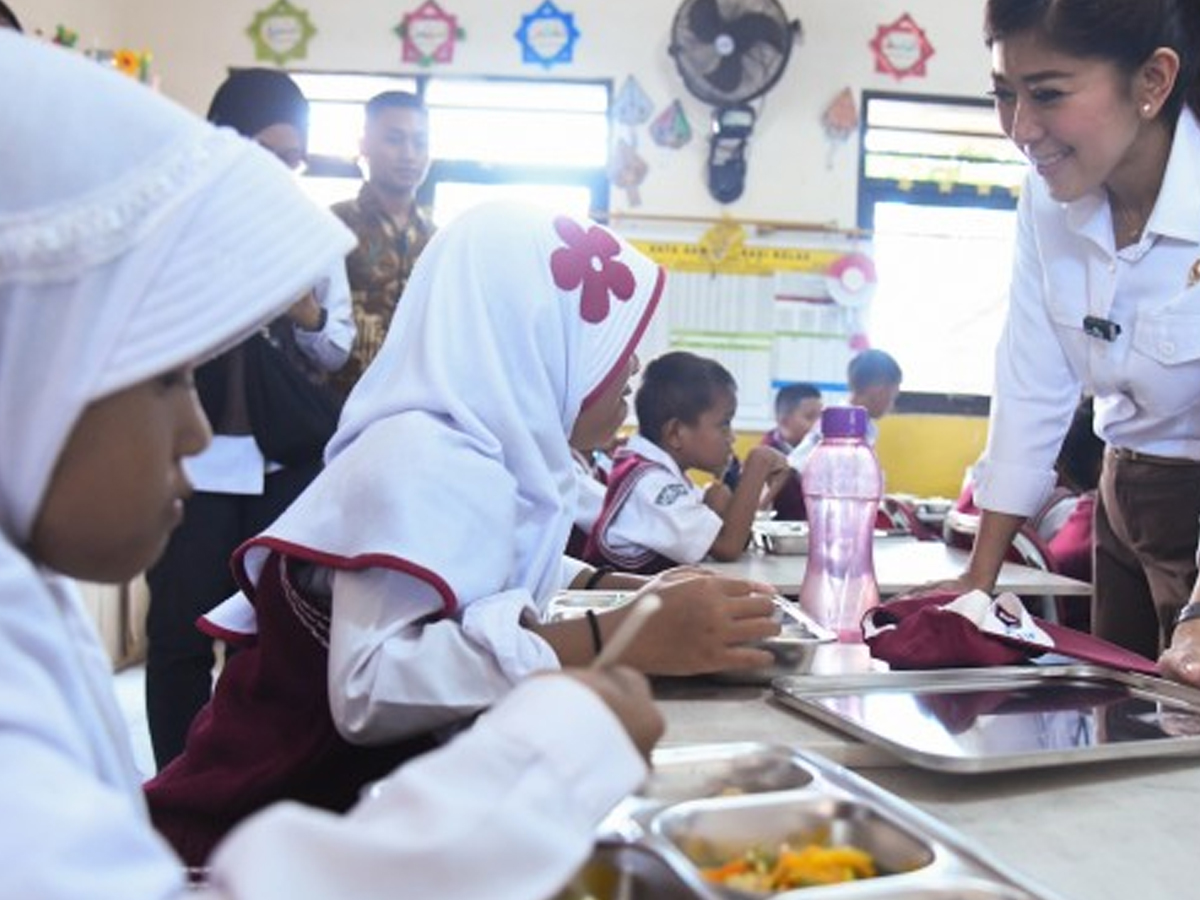 Menkomdigi Meutya Hafid saat meninjau pelaksanaan program Makan Bergizi Gratis di SD Negeri 5 dan 3 Cilangkap - Makan Bergizi Gratis Prabowo