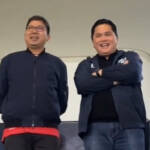 Momen kebersamaan Ketum PSSI Erick Thohir dan Bung Towel di Stadion Manahan Solo beberapa waktu lalu yang kini disorot netizen imbas pemecatan Shin Tae-yong sebagai pelatih Timnas Indonesia