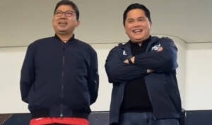 Momen kebersamaan Ketum PSSI Erick Thohir dan Bung Towel di Stadion Manahan Solo beberapa waktu lalu yang kini disorot netizen imbas pemecatan Shin Tae-yong sebagai pelatih Timnas Indonesia