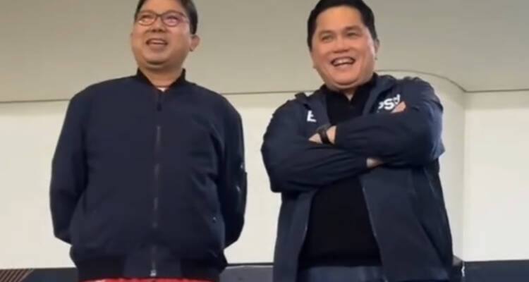 Momen kebersamaan Ketum PSSI Erick Thohir dan Bung Towel di Stadion Manahan Solo beberapa waktu lalu yang kini disorot netizen imbas pemecatan Shin Tae-yong sebagai pelatih Timnas Indonesia