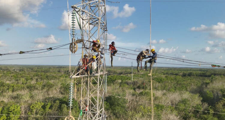 Tim PLN Bahu-membahu Melakukan Perbaikan Tower Saluran Udara Tegangan Tinggi (SUTT) 150 kV Dalam Memastikan Listrik yang Stabil dan Berkualitas Bagi Masyarakat Kalimantan