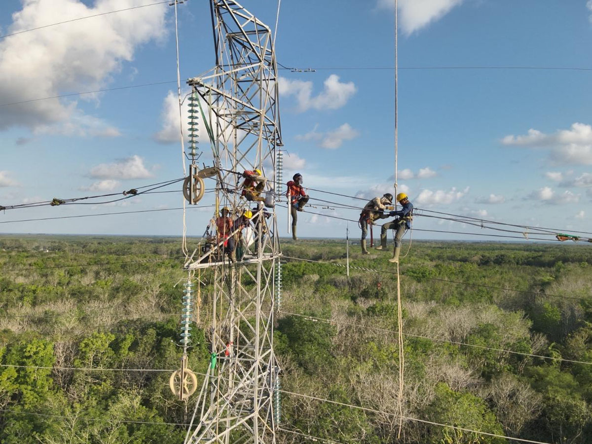 Tim PLN Bahu-membahu Melakukan Perbaikan Tower Saluran Udara Tegangan Tinggi (SUTT) 150 kV Dalam Memastikan Listrik yang Stabil dan Berkualitas Bagi Masyarakat Kalimantan