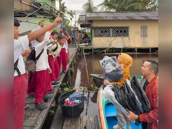 Kadisdikbud Kalbar, Disdikbud Kalbar, Rita Hastarita, Tas sekolah baru, Rumah Zakat Kalbar, Bantuan Tas Sekolah Kalbar