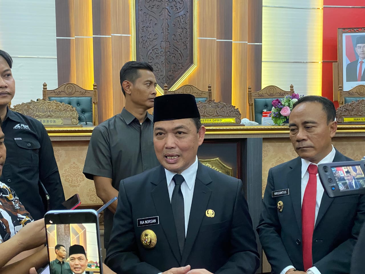 Ria Norsan, SPP gratis, SMA swasta, pendidikan Kalbar, sekolah swasta, Ria Norsan gratiskan SPP SMA swasta, program bantuan sekolah swasta Kalbar, pembebasan SPP siswa SMA swasta, kebijakan pendidikan Kalimantan Barat, sekolah swasta terancam tutup