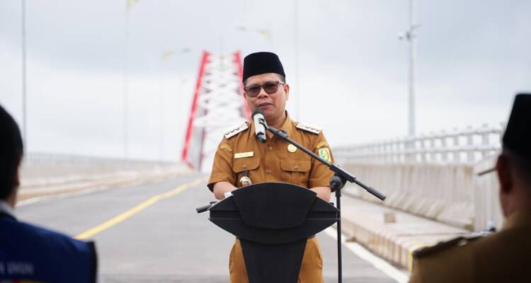 Jembatan Sungai Sambas Besar, Burhanuddin Ar Rasyid, Bupati Sambas, Infrastruktur Kalbar, Pembangunan Kalbar, Peran Burhanuddin Ar Rasyid dalam pembangunan Jembatan Sungai Sambas Besar, sejarah Jembatan Sungai Sambas Besar di Kalimantan Barat, dampak Jembatan Sungai Sambas Besar bagi ekonomi Sambas, konektivitas Kecamatan Tebas dan Jawai setelah pembangunan jembatan