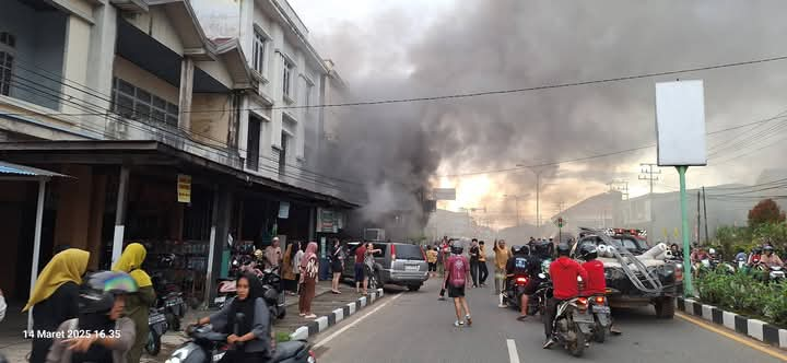 kebakaran ruko Ketapang, toko komputer terbakar, kebakaran Ketapang, kebakaran Kalbar, berita Kalbar terbaru, musibah kebakaran, kebakaran toko elektronik, pemadam kebakaran Ketapang