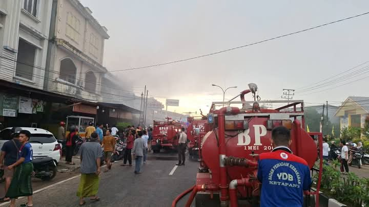 kebakaran ruko Ketapang, toko komputer terbakar, kebakaran Ketapang, kebakaran Kalbar, berita Kalbar terbaru, musibah kebakaran, kebakaran toko elektronik, pemadam kebakaran Ketapang