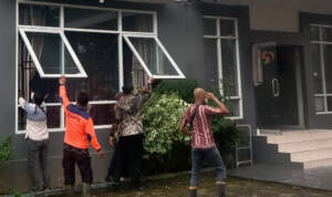 Kebakaran kantor, kebakaran Kapuas Hulu, kantor BPS terbakar, meteran listrik terbakar, pemadam kebakaran Kapuas Hulu, kebakaran akibat korsleting, kantor pemerintahan terbakar, asap tebal di kantor