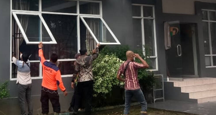 Kebakaran kantor, kebakaran Kapuas Hulu, kantor BPS terbakar, meteran listrik terbakar, pemadam kebakaran Kapuas Hulu, kebakaran akibat korsleting, kantor pemerintahan terbakar, asap tebal di kantor