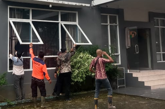 Kebakaran kantor, kebakaran Kapuas Hulu, kantor BPS terbakar, meteran listrik terbakar, pemadam kebakaran Kapuas Hulu, kebakaran akibat korsleting, kantor pemerintahan terbakar, asap tebal di kantor