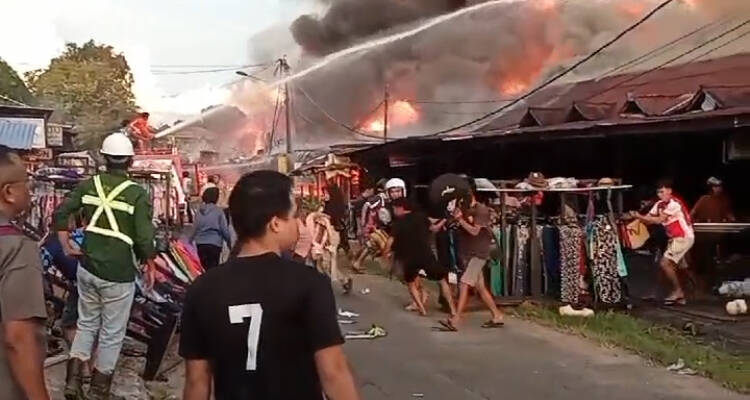 kebakaran Putussibau, ruko terbakar Kapuas Hulu, kebakaran pasar M Dahar, penyebab kebakaran Putussibau, berita Kapuas Hulu terbaru