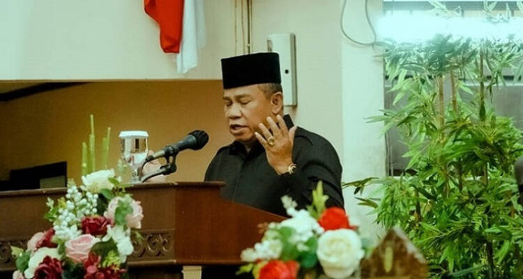 Heri Mustamin, Ria Norsan, jalan Kalbar, DPRD Kalbar, anggaran jalan, Heri Mustamin kritik Ria Norsan soal janji jalan mantap, alasan perubahan target jalan mantap 100 persen Kalbar, dampak efisiensi anggaran terhadap infrastruktur Kalbar, solusi penanganan jalan rusak di Kalimantan Barat, peran perusahaan sawit dan tambang dalam perbaikan jalan Kalbar