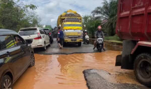 Jalan Trans Kalimantan, jalan rusak Kalimantan, perbaikan jalan Kubu Raya, BPJN Kalbar, dampak banjir Kalimantan Barat, arus mudik Lebaran, jalan Trans Kalimantan, BPJN Kalbar, banjir Kalbar, perbaikan jalan Trans Kalimantan pasca banjir, dampak banjir terhadap infrastruktur Kalimantan, kondisi jalan Kubu Raya setelah banjir