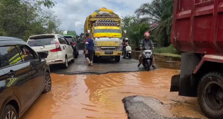 Jalan Trans Kalimantan, jalan rusak Kalimantan, perbaikan jalan Kubu Raya, BPJN Kalbar, dampak banjir Kalimantan Barat, arus mudik Lebaran, jalan Trans Kalimantan, BPJN Kalbar, banjir Kalbar, perbaikan jalan Trans Kalimantan pasca banjir, dampak banjir terhadap infrastruktur Kalimantan, kondisi jalan Kubu Raya setelah banjir