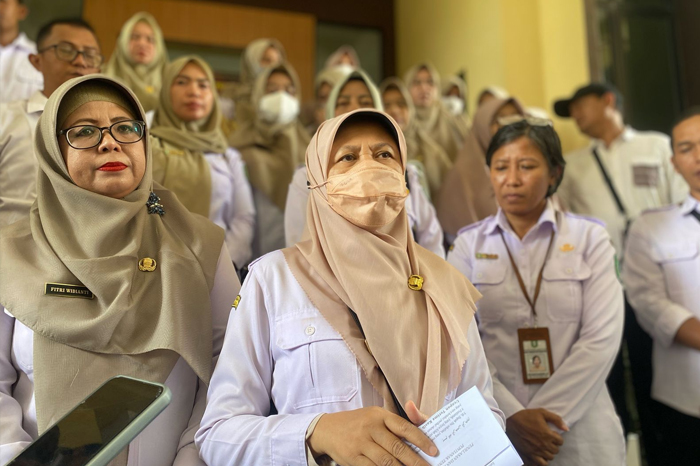 Guru SMAN 9 Pontianak, laporan pencemaran nama baik, Riezky Kabah, kasus pencemaran nama baik, Polda Kalbar, Guru SMAN 9 Pontianak laporkan Riezky Kabah ke Polda Kalbar, kasus pencemaran nama baik oleh Tiktokers Riezky Kabah, klarifikasi guru SMAN 9 Pontianak atas tuduhan perundungan, sekolah laporkan pencemaran nama baik ke polisi