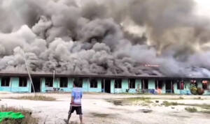 kebakaran rumah betang, rumah betang Kapuas Hulu terbakar, kebakaran Kapuas Hulu, kebakaran di Badau, penyebab kebakaran rumah betang