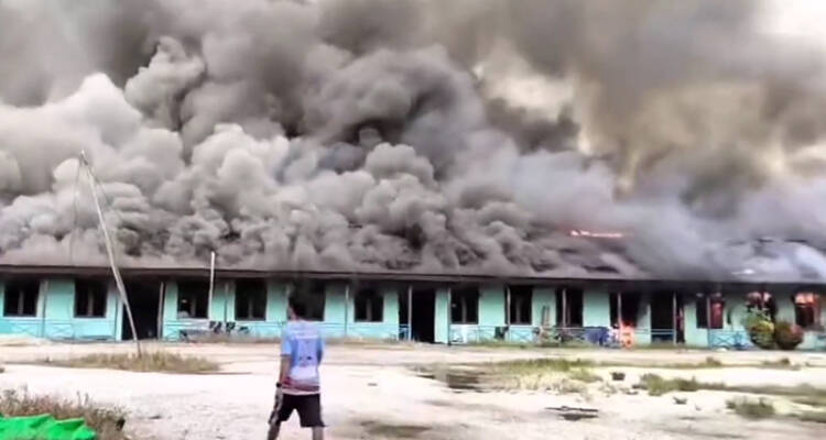 kebakaran rumah betang, rumah betang Kapuas Hulu terbakar, kebakaran Kapuas Hulu, kebakaran di Badau, penyebab kebakaran rumah betang