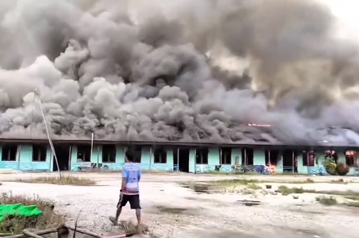 kebakaran rumah betang, rumah betang Kapuas Hulu terbakar, kebakaran Kapuas Hulu, kebakaran di Badau, penyebab kebakaran rumah betang