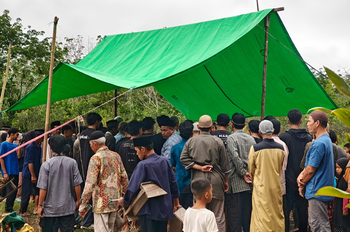 pengeroyokan remaja Sambas, kasus pengeroyokan Kalbar, remaja tewas dikeroyok, perkelahian pemuda di Sambas, korban pengeroyokan di jembatan, kriminalitas Kalbar, Jembatan Sungai Sambas Besar