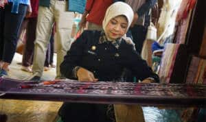 Kadisporapar Kalbar Dorong Pengembangan Tenun Lokal Lewat Workshop di Desa Kumpang Ilong Sekadau tenun Sekadau, tenun Kumpang Ilong, Disporapar Kalbar, Windy Prihastari, Dekranasda Sekadau, ekonomi kreatif Kalbar, kain tenun Kalbar, perajin tenun Sekadau, workshop tenun Kalbar, Desa Kumpang Ilong